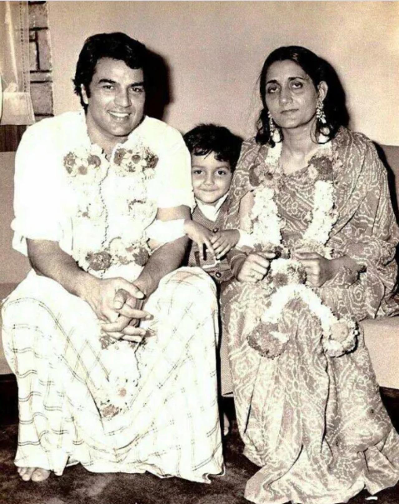 Dharmendra has been in the news for his married life. Before Hema Ji, he was married to Prakash Kaur, and his still not divorced from her. They tied the knot in 1954, when Prakash was merely 19 years old.